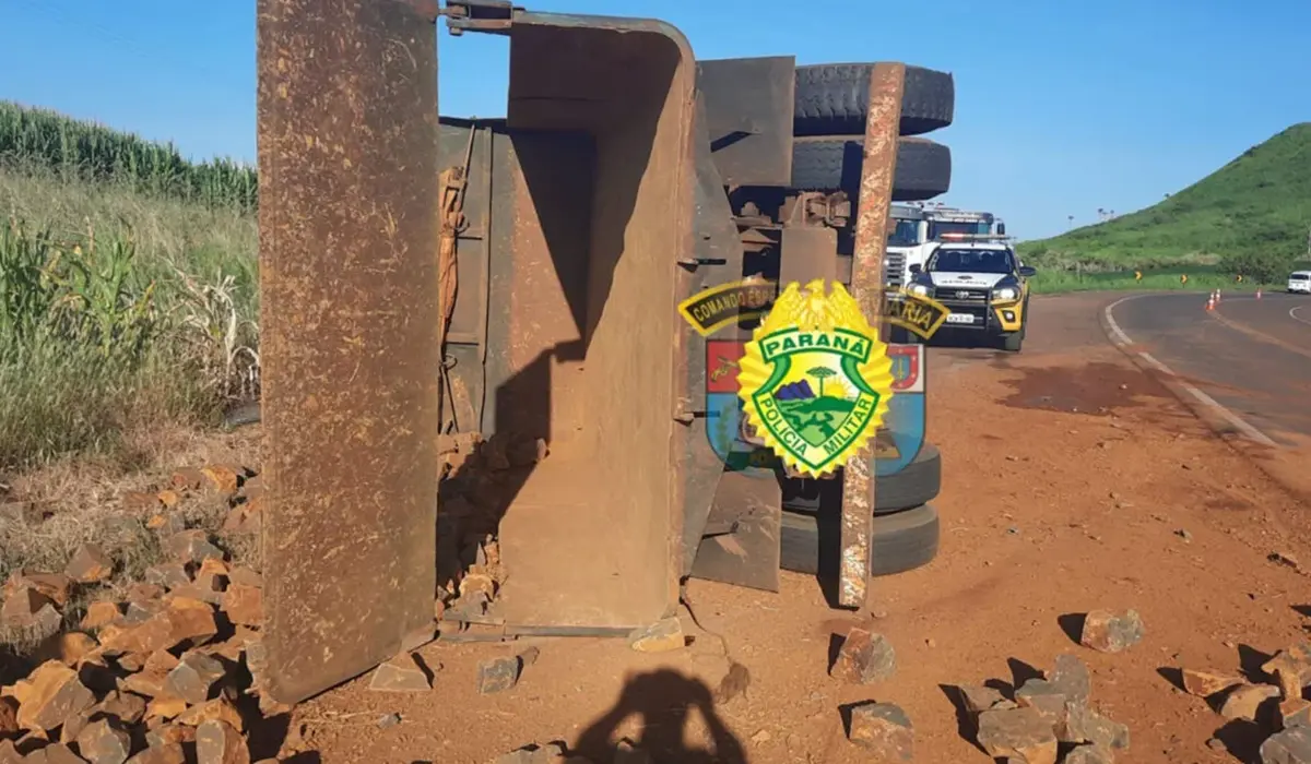 Grave Acidente na PR 090: Caminhão Tomba Próximo a Assaí
